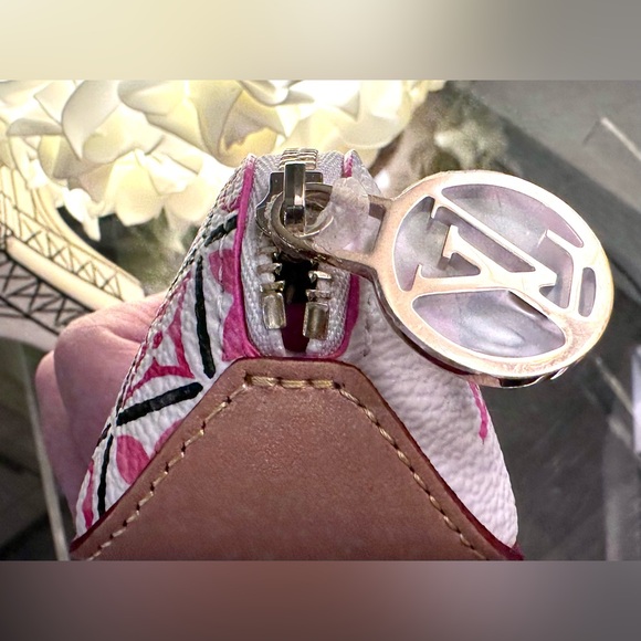 🩷Louis Vuitton Monogram Giant By The Pool 2.0 Elizabeth Pencil Pouch Rose🩷 - Picture 11 of 16